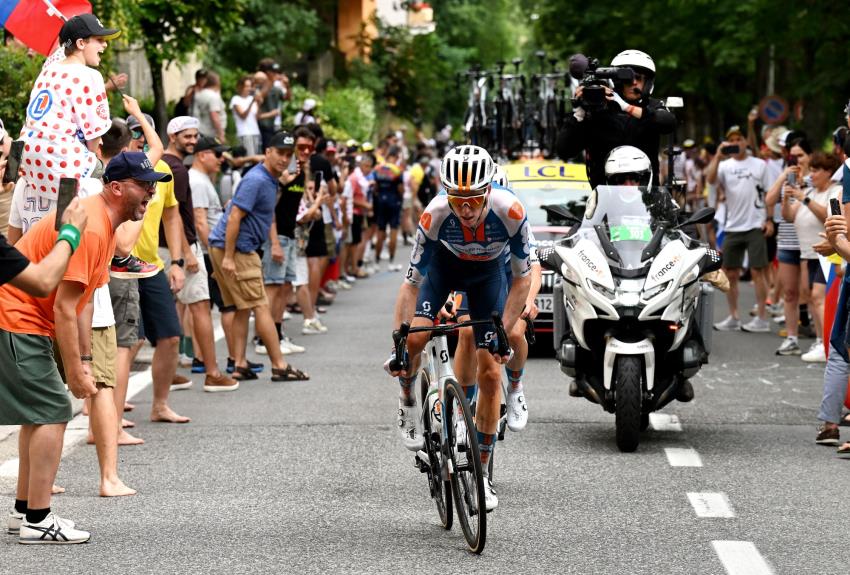 罗曼·巴代 (Romain Bardet) 首次获得环法黄色领骑衫后庆祝