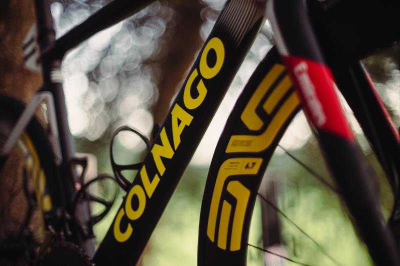 从粉色到黄色：Tadej Pogačar 的 Colnago V4R 获得环法自行车赛待遇