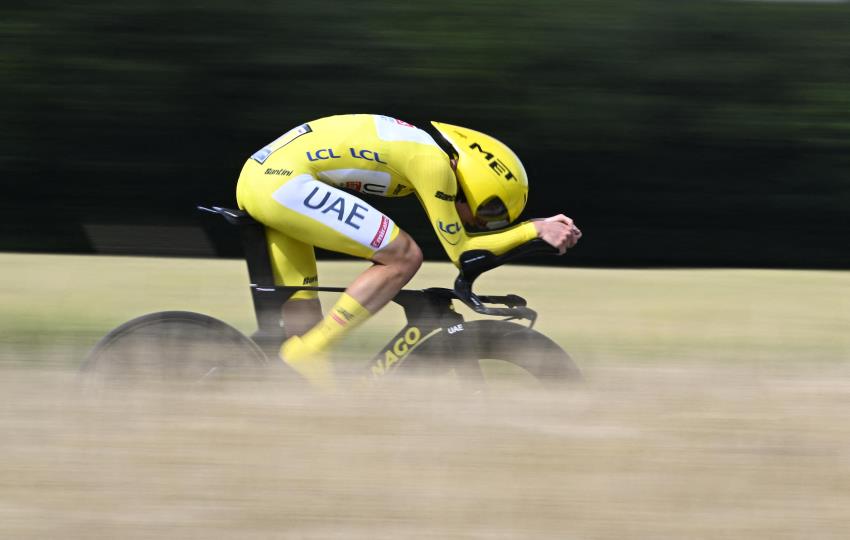 雷姆科·埃文内普尔 (Remco Evenepoel) 在环法自行车赛第七赛段计时赛中获胜，塔德吉·波加查 (Tadej Pogačar) 保持黄牌